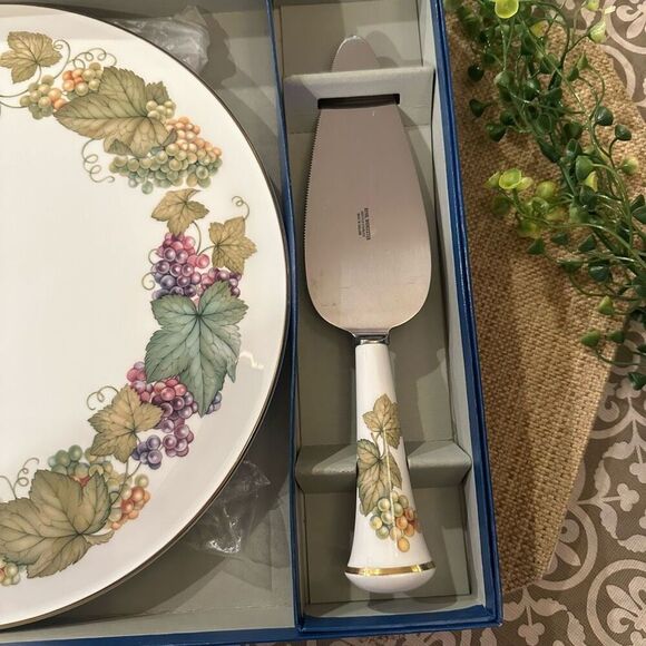 Royal Worcester England Vintage Vine Harvest Cake Plate & Slicer Set NEW‎ RARE - Picture 3 of 7